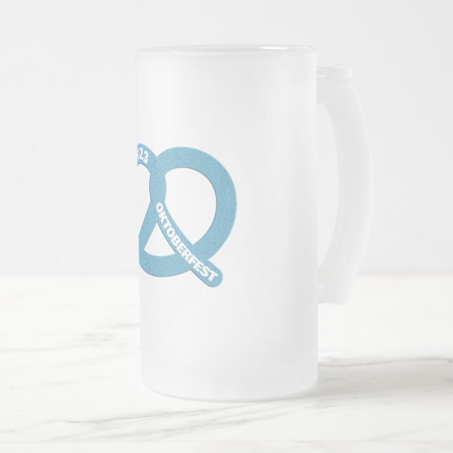 Caneca De Cerveja Vidro Jateado Ano Personalizado Pretzel Brezel Oktoberfest 2023 (Frente Esquerda)
