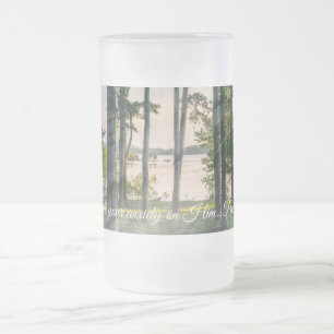 Caneca De Cerveja Vidro Jateado Árvores De Foggy Na Bíblia Da Mesa