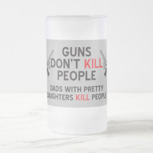 Caneca De Cerveja Vidro Jateado as armas não matam pessoas pais com filhas bonitas
