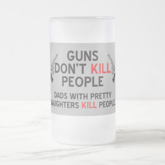 Caneca De Cerveja Vidro Jateado as armas não matam pessoas pais com filhas bonitas