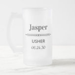 Caneca De Cerveja Vidro Jateado Atendedor Personalizado<br><div class="desc">Estas canecas de cerveja congeladas são um favor perfeito para os contínuos do seu casamento. Eles vão adorar que sejam práticos e utilizáveis. Eles seriam ótimos para o seu fim de semana de solteiro.</div>