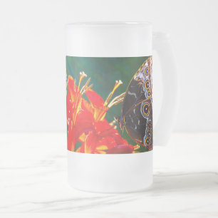 Caneca De Cerveja Vidro Jateado Borboleta azul-morfo sobre as flores crocosmicas L