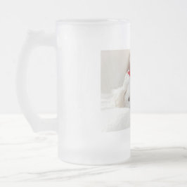 Caneca De Cerveja Vidro Jateado Cachorro Branco bonito num chapéu de Natal Vermelh