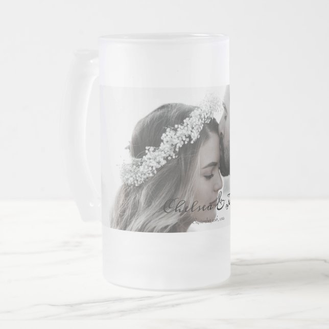 Caneca De Cerveja Vidro Jateado Casamento de Caligrafia Elegante Personalizado (Frente Esquerda)