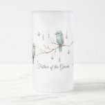 Caneca De Cerveja Vidro Jateado Celebração Rustic Woodland Love Birds<br><div class="desc">Esta imagem encantadora apresenta dois pássaros delicados, tocados em um galho nu, cercados por luzes de vidro que se parecem com lanternas antigas. As maleáveis tonturas de verde e azul nas penas das aves e o fundo minimalista dão à design uma sensação cômica e rústica. As luzes acrescentam um brilho...</div>