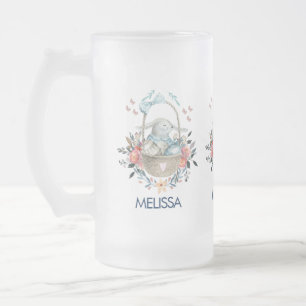 Caneca De Cerveja Vidro Jateado Coelhinho bonito em uma cesta com ovos e flores Bo