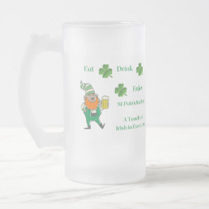 Caneca De Cerveja Vidro Jateado Coma, Beba, aproveite com um duende em um