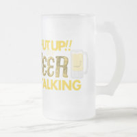 Feche acima!! A cerveja está falando a caneca do
