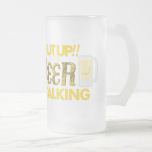Caneca De Cerveja Vidro Jateado Feche acima!! A cerveja está falando a caneca do