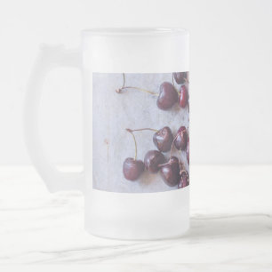 Caneca De Cerveja Vidro Jateado Fotografia de Cerejas Vermelhas Frescas