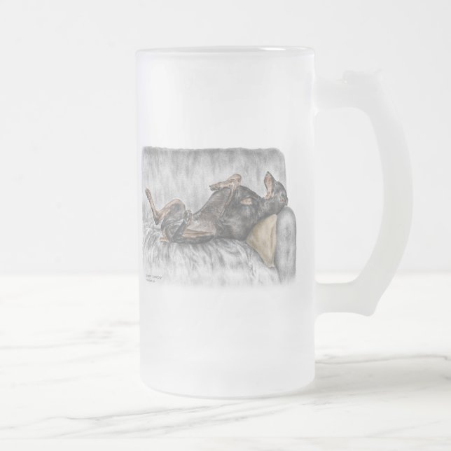 Caneca De Cerveja Vidro Jateado Funny Doberman em Sofa (Direita)