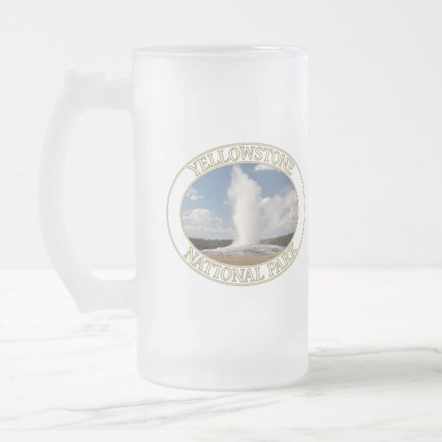 Caneca De Cerveja Vidro Jateado Geyser velho e fiel no Parque Nacional de Yellowst (Esquerda)