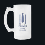 Caneca De Cerveja Vidro Jateado Gravata Azul do Usher<br><div class="desc">Este caneco de cerveja fosco de 16 oz seria ótimo para os guias na sua festa de casamento. Se todos os membros da festa de casamento estiverem usando terno, este design com suspensórios e uma gravata azul seria perfeito. Casual, mas formal. Seriam ótimos para uma despedida de solteiro ou fim...</div>