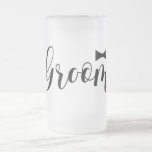 Caneca De Cerveja Vidro Jateado Grupo Elegante Moderno<br><div class="desc">Este moderno design Groom com tigela parece excelente nesta fosco Mug. Se quiser personalizar a caneca com a data especial. Design por Inge Lewis. Presentes perfeitos para o solteiro ou festas de casamento. Localize mais itens correspondentes na biblioteca online ingeinc.com.</div>