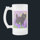 Caneca De Cerveja Vidro Jateado Gustav Klimt Black Kitten<br><div class="desc">Fosco Glass Beer Mug apresentando um gatinho preto Gustav Klimt! Esta beleza de olhos largos se coloca num campo verde de flores roxas. Um presente pensativo para amantes de gatos e entusiastas de arte austríacos!</div>
