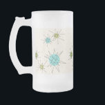 Caneca De Cerveja Vidro Jateado Icônica Atomic Starbursts Fosco<br><div class="desc">Este padrão Iconic Atomic Starbursts Fosco Glass Mug apresenta rastros atômicos icônicos. Isso mesmo! A antiga escola, um fundo colorido creme com manchas de ouro é o pano de fundo perfeito para a vibrante tartaruga, aipo de salga, e círculos verdes cor de pera de cozinha. As manchas de cor são...</div>
