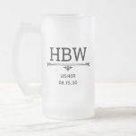 Caneca De Cerveja Vidro Jateado Iniciais do Usher<br><div class="desc">Esta caneca de cerveja fosco é um favor perfeito para os contínuos do seu casamento. Eles vão adorar que seja monograma. Seria excelente para o seu fim de semana solteiro. Cada um deles terá sua própria caneca de cerveja para beber quando você sair e festejar.</div>