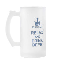 King Pai se diverte relaxe e beba cerveja azul can