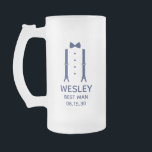 Caneca De Cerveja Vidro Jateado Laço Azul do Padrinho<br><div class="desc">Este caneco de cerveja fosco de 16 oz é ótimo para o padrinho. Se toda a sua festa de casamento estiver usando ternos, este design com suspensórios e um laço azul seria perfeito. Casual, mas formal. Seria ótimo para um fim de semana de despedida de solteiro ou uma festa de...</div>