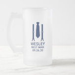 Caneca De Cerveja Vidro Jateado Melhor Gravata Azul<br><div class="desc">Esta caneca de cerveja fosco seria excelente para o melhor homem. Se toda a sua festa de casamento vestir trajes a este design com suspensórios e uma gravata em azul seria perfeita. Casual, porém formal. Eles seriam excelentes para uma despedida de solteiro ou fim de semana. O título pode ser...</div>