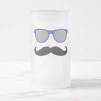 Moustache e humor azul dos óculos de sol