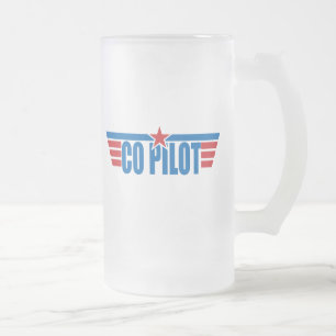 Caneca De Cerveja Vidro Jateado O copiloto voa o crachá - aviação