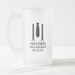 Caneca De Cerveja Vidro Jateado Padrinho de casamento Preto<br><div class="desc">Estas canecas de cerveja fosco são um favor excelente para os padrinhos de casamento do seu casamento. Se toda a sua festa de casamento vestir trajes a este design com suspensórios e uma gravata a preto seria perfeita. Casual, porém formal. Eles seriam excelentes para uma despedida de solteiro ou fim...</div>