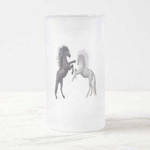Caneca De Cerveja Vidro Jateado Preto e um cavalo branco que estão lutando