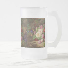 Caneca De Cerveja Vidro Jateado Rosa no chão da floresta com borboletas