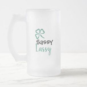 Caneca De Cerveja Vidro Jateado Sassy Lassy com Shamrock para Ruas.
