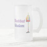 Caneca De Cerveja Vidro Jateado Shabbat Shalom Menorah fosco<br><div class="desc">Dois menóricos muito coloridos e divertidos,  um esportivo de um Shin e o outro "Shabbat Shalom" em inglês e hebraico - e uma estrela igualmente colorida de David adorna esta caneca de fosco na hora certa para Shabbat. Aproveite! ~ karyn</div>