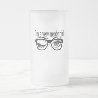 Caneca De Cerveja Vidro Jateado Sou uma garota muito nerd com sombra de olhos roxo