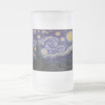 Caneca De Cerveja Vidro Jateado Starry Night, Van Gogh Santo da cidade francesa Re<br><div class="desc">Uma cidade francesa "Remy Santo" está em chamas com a luminescência de estrelas numa noite estelar azul. Luz estelar sobre a cidade com nuvens,  estrelas e lua amarela brilhante na meia-noite. Vintage post impressionista pintado pelo pintor francês Vincent Van Gogh.</div>