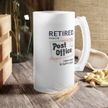 Caneca De Cerveja Vidro Jateado Trabalhador Postal Aposentado, Mailman Funny<br><div class="desc">Um presente de despedida bonito e engraçado para um trabalhador postal. O tema do escritório poste é design com texto que diz "Aposentado do escritório poste. Cada hora é uma hora feliz" na tipografia negra moderna. Presente de aposentadoria perfeita para um transportador de cartas na aposentadoria</div>