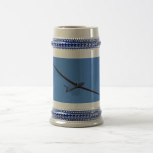 Caneca De Cerveja Voo altamente no céu