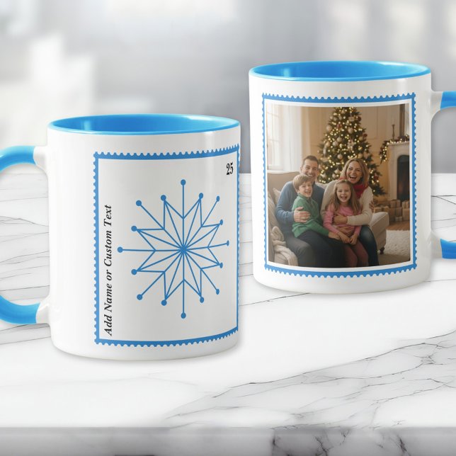 Caneca de Foto de Floco de Neve de Férias Azul Bri (A bright blue geometric snowflake in a postage stamp border. Add your photo in a postage stamp frame)