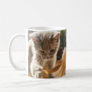 Caneca de gato e penas