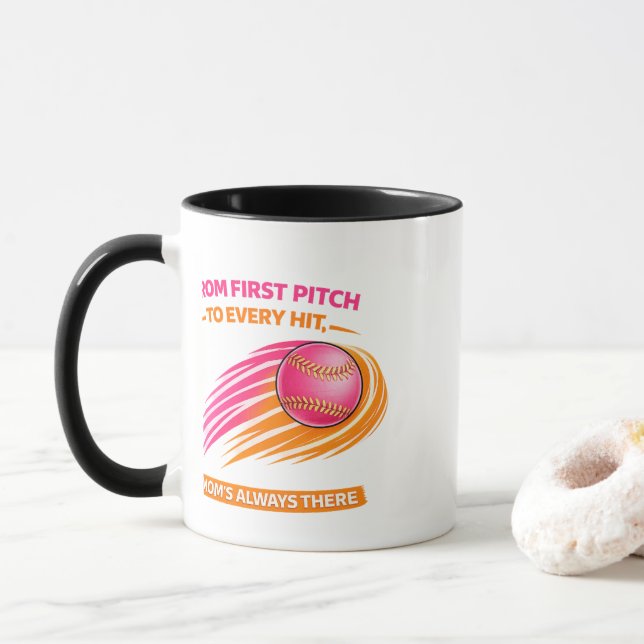 Caneca de Mãe de Softball – Do Primeiro Arremesso  (Com Donut)