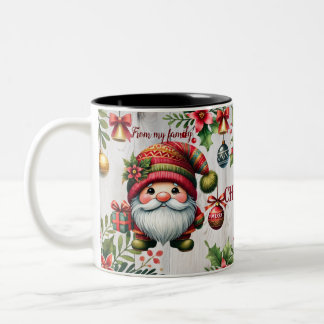 Caneca de Natal festiva com gnomos, vista sazonal