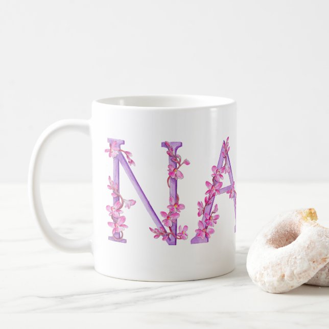 Caneca de pintura roxa com orquídea de texto da Na (Com Donut)