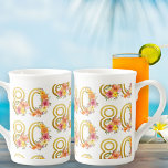 Caneca De Porcelana 80 Floral Colorida - Festa de Aniversário do Doura<br><div class="desc">Mágula de presente de 80 com padrão colorido de ouro 80 decorada com flores bonito. Design feminina e elegante com arranjos florais de aquarela em tons de laranja amarelo rosa e roxo. Perfeito para comemoração de 80,  almoço de aniversário de primavera ou verão,  festa de chá de jardim etc.</div>