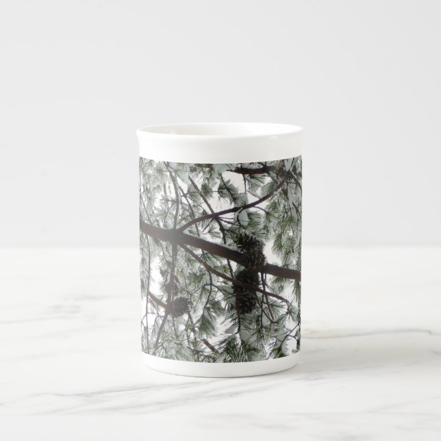 Caneca De Porcelana Abaixo da neve coberta pela árvore de pinheiro Fot (Frente)