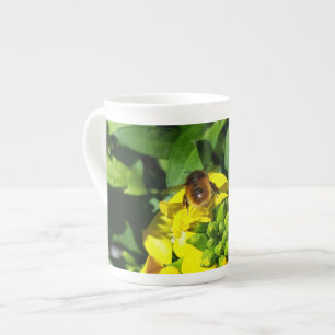 Caneca De Porcelana Abelhas nas Flores Amarelas