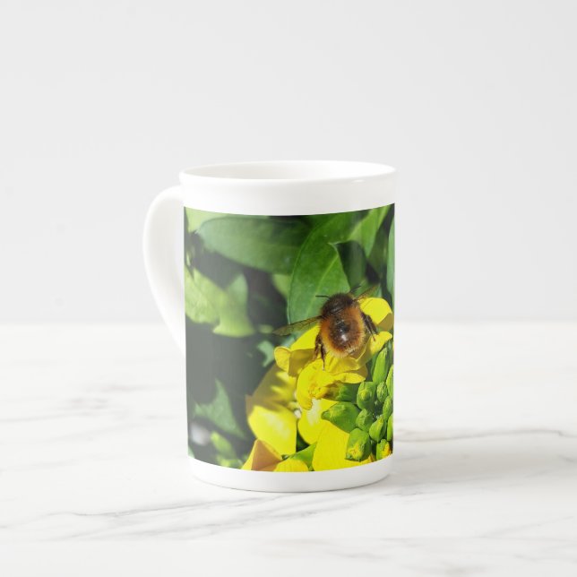 Caneca De Porcelana Abelhas nas Flores Amarelas (Frente Esquerda)