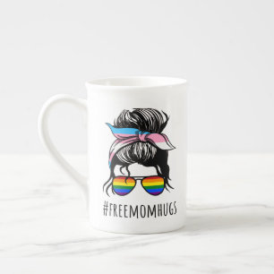 Caneca De Porcelana Abraços de Mãe Gratuitos IV - Arco-íris Transgay c