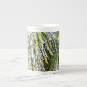 Caneca De Porcelana Agulhas de Pinheiro Revestidas de Gelo Botânica de