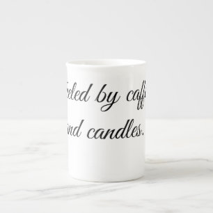 Caneca De Porcelana Alimentado por café e velas.