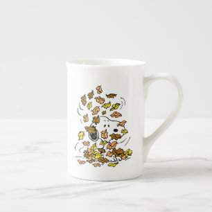 Caneca De Porcelana Amendoins Pilha de Esnoopia de Folhas