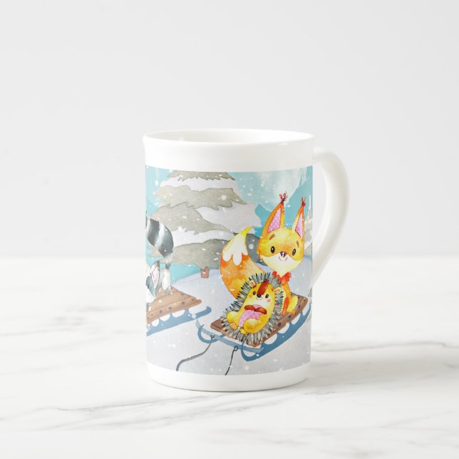 Caneca De Porcelana Amigos da Floresta de Inverno - Ilustração do Cozi (Frente Esquerda)