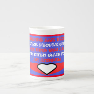 Caneca De Porcelana Amigos design com tema em café vermelho branco e a